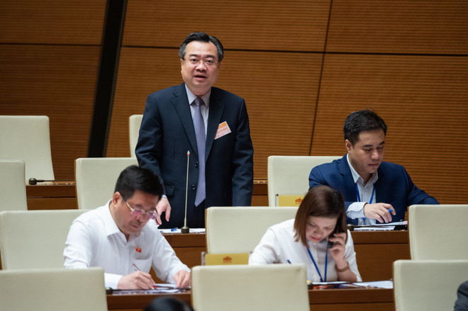 Bộ trưởng Bộ Xây dựng Nguyễn Thanh Nghị trả lời chất vấn. (Ảnh: CTV/Vietnam+) Bộ trưởng Bộ Xây dựng: Dùng luật khắc phục tình trạng quy hoạch treo ảnh 2