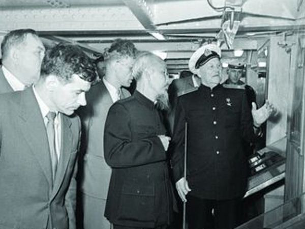 Chủ tịch nước Việt Nam Dân chủ Cộng hòa Hồ Chí Minh thăm Chiến hạm Rạng Đông ở Leningrad, tháng 8/1957 - Ảnh sẽ được giới thiệu tại triển lãm (Ảnh: BTC) Giới thiệu hơn 200 tài liệu về Chủ tịch Hồ Chí Minh với nước Nga ảnh 1