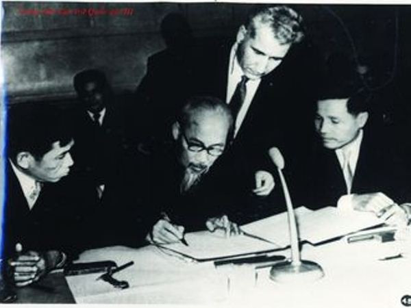 Chủ tịch nước Việt Nam Dân chủ Cộng hòa Hồ Chí Minh thay mặt Đoàn đại biểu Đảng lao động Việt Nam ký Bản tuyên bố chung của Hội nghị 81 Đảng Cộng sản và công nhân Quốc tế họp tại Mátxcơva năm 1957 (Ảnh: BTC) Giới thiệu hơn 200 tài liệu về Chủ tịch Hồ Chí Minh với nước Nga ảnh 2
