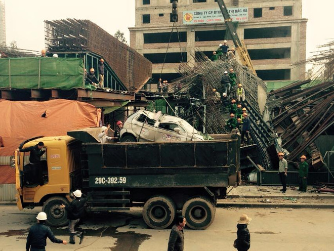 [Video] Xe cẩu "bốc" xe taxi gặp nạn trong vụ sập giàn giáo ở Hà Đông ảnh 1