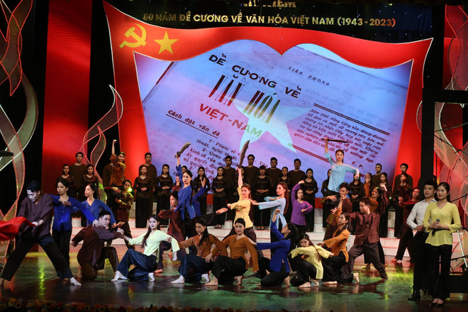 Chương trình nghệ thuật đặc biệt kỷ niệm 80 năm ra đời “Đề cương về Văn hóa Việt Nam” (1943-2023). (Ảnh: CTV/Vietnam+) decuong-7557.jpg