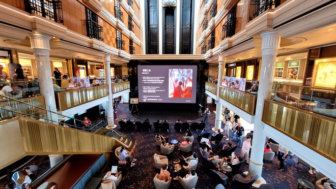 Đại sảnh dành cho các sinh hoạt chung trên thuyền, tầng 12 du thuyền Norwegian Spirit. (Ảnh: Minh Anh/Vietnam+) 20240619_101239.png
