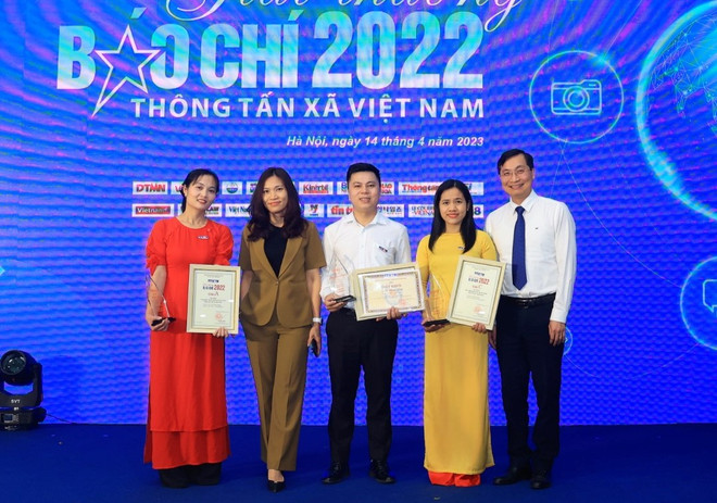 Lãnh đạo Báo Điện tử VietnamPlus chụp cùng ba tác giả đạt giải của báo. (Ảnh: Hoài Nam/Vietnam+) Báo Điện tử VietnamPlus đạt 4 giải thưởng tại Giải báo chí TTXVN 2022 ảnh 1