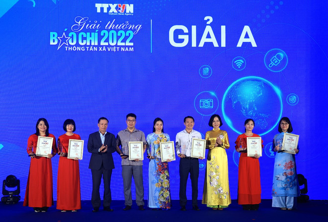 Tập thể các giả đoạt giải A tại Giải thưởng Báo chí Thông tấn xã Việt Nam. (Ảnh: Hoài Nam/Vietnam+) Báo Điện tử VietnamPlus đạt 4 giải thưởng tại Giải báo chí TTXVN 2022 ảnh 3
