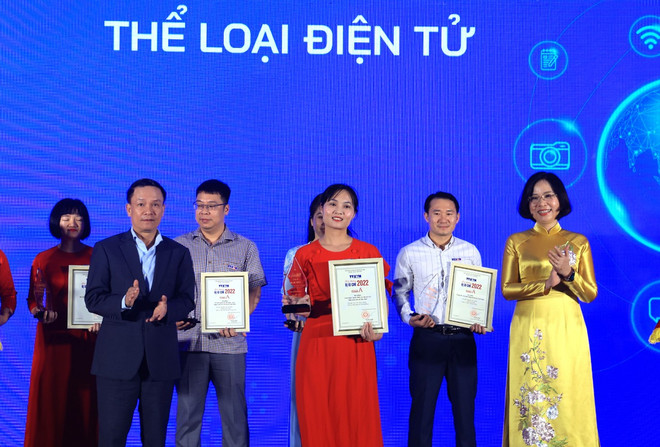 Phóng viên Cao Thùy Giang nhận giải A cho tác phẩm '''Cơn khát' thuốc điều trị, vật tư y tế: 'Khi trăm dâu đổ đầu tằm.''' (Ảnh: Hoài Nam/Vietnam+) Báo Điện tử VietnamPlus đạt 4 giải thưởng tại Giải báo chí TTXVN 2022 ảnh 2