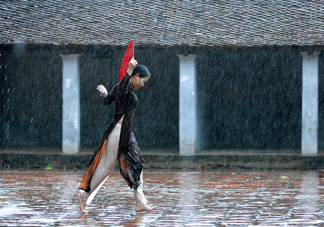 Nghệ sỹ Việt kể ‘Chuyện áo dài’ bằng hội họa và nhiếp ảnh ảnh 1