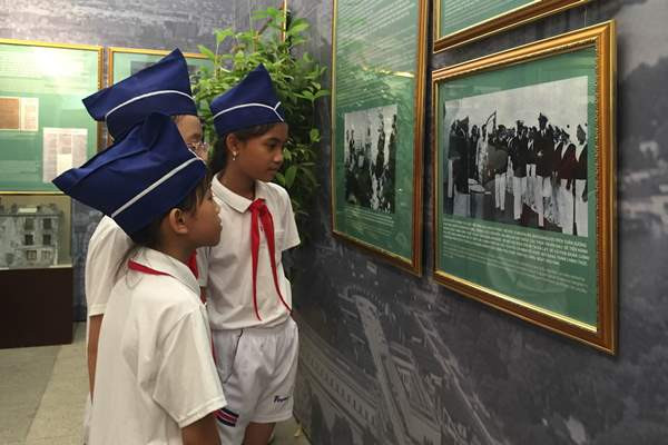 Hiện vật tái hiện thời kỳ Bác Hồ hoạt động cách mạng ở Pháp ảnh 1