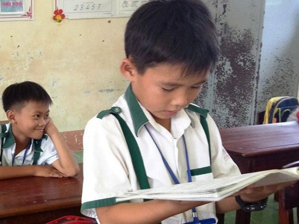 Tặng bằng khen em học sinh lớp 3 trả lại 44 triệu đồng cho người mất ảnh 1