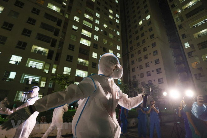 MC Quỳnh Hoa: Nhiều bệnh nhân COVID-19 xem ca nhạc qua khe cửa hẹp ảnh 2