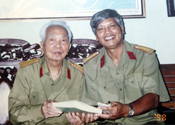 Nhạc sỹ Doãn Nho chụp ảnh cùng Đại tướng Võ Nguyên Giáp. (Ảnh: Thể thao văn hóa) “Mười chín tháng Tám” và những ca khúc cách mạng được viết 'thần tốc' ảnh 1