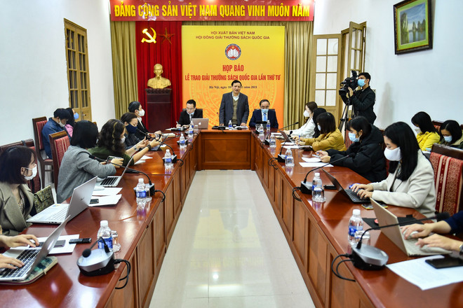 Hội đồng Giải thưởng Sách quốc gia thông tin đến báo chí trong ngày 10/11. (Ảnh: PV/Vietnam+) Giải thưởng Sách quốc gia 2021: Nhiều tín hiệu vui giữa mùa COVID-19 ảnh 1