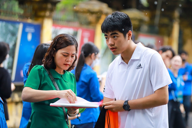 Thí sinh dự thi vào lớp 10 của Hà Nội năm 2023. (Ảnh: PV/Vietnam+) Tuyển sinh lớp 10: Trường phải tạo điều kiện cho học sinh rút hồ sơ ảnh 1