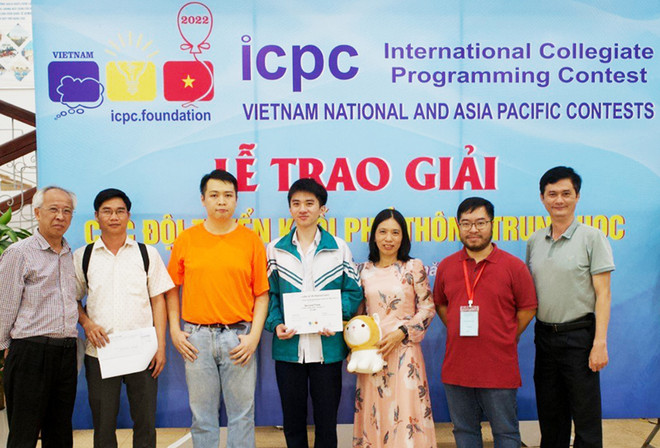 Với sức học tốt và không ngừng nỗ lực, Trần Vinh Khánh đã nhận rất nhiều giải thưởng. (Ảnh: PV/Vietnam+) Kỳ tích của cậu học trò Quảng Trị tại kỳ thi Olympic Tin học châu Á ảnh 3