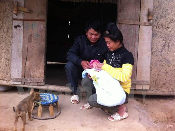 Dù đã nhiễm HIV 13 năm, được điều trị ARV, anh Lò Văn Tân (Điện Biên) vẫn khoẻ mạnh. Vợ và con anh không bị nhiễm HIV. (Ảnh: Thuỳ Giang/Vietnam+) "Cần cơ chế đặc thù cho người có HIV/AIDS tham gia bảo hiểm y tế" ảnh 2