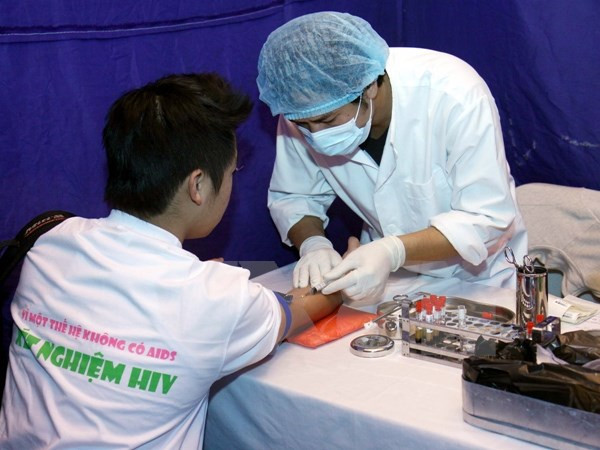 Người dân xét nghiệm HIV. (Ảnh: TTXVN) "Cần cơ chế đặc thù cho người có HIV/AIDS tham gia bảo hiểm y tế" ảnh 1