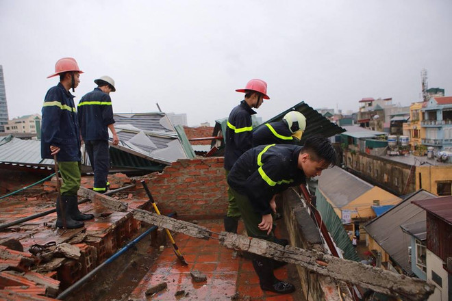 Hà Nội: Lực lượng cứu hộ bất chấp nguy hiểm, cắt sắt mở đường ảnh 6