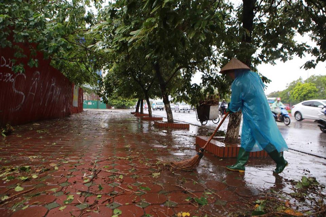 Hà Nội: Lực lượng cứu hộ bất chấp nguy hiểm, cắt sắt mở đường ảnh 50