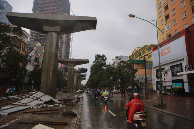 Hà Nội: Lực lượng cứu hộ bất chấp nguy hiểm, cắt sắt mở đường ảnh 38