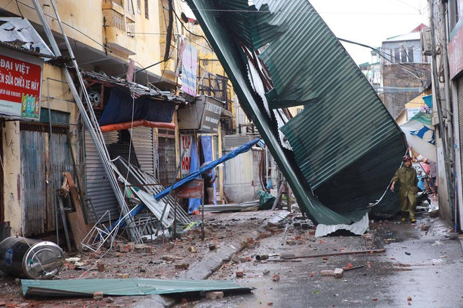 Hà Nội: Lực lượng cứu hộ bất chấp nguy hiểm, cắt sắt mở đường ảnh 8