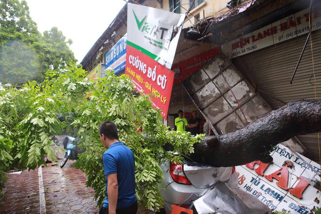 Hà Nội: Lực lượng cứu hộ bất chấp nguy hiểm, cắt sắt mở đường ảnh 20