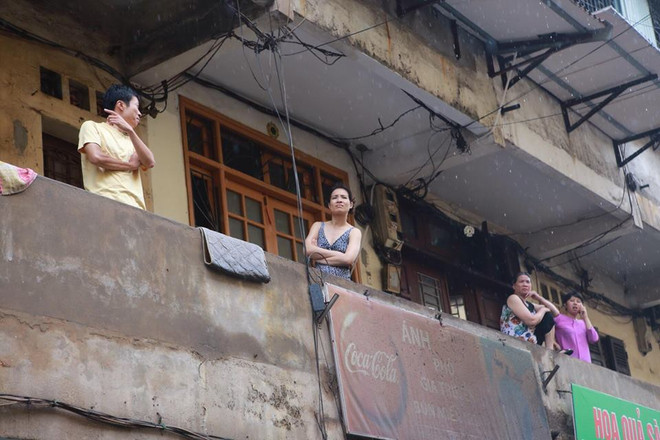 Hà Nội: Lực lượng cứu hộ bất chấp nguy hiểm, cắt sắt mở đường ảnh 7