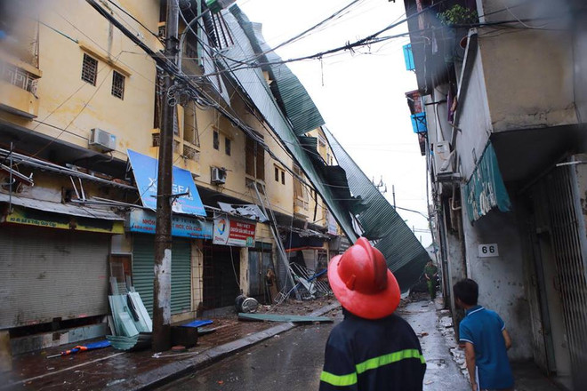 Hà Nội: Lực lượng cứu hộ bất chấp nguy hiểm, cắt sắt mở đường ảnh 11