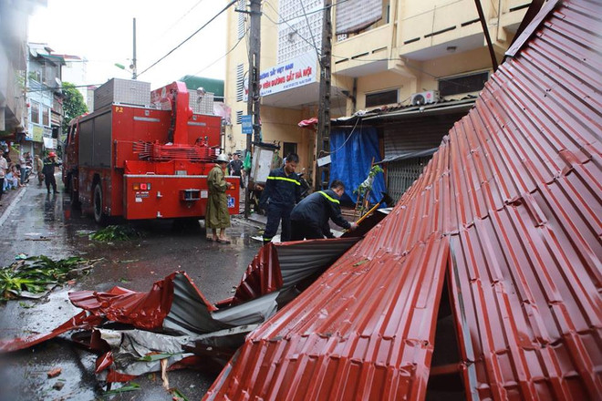 Hà Nội: Lực lượng cứu hộ bất chấp nguy hiểm, cắt sắt mở đường ảnh 12