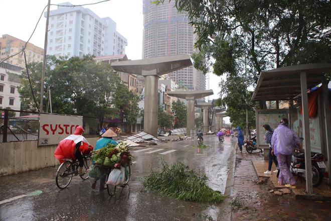 Hà Nội: Lực lượng cứu hộ bất chấp nguy hiểm, cắt sắt mở đường ảnh 41