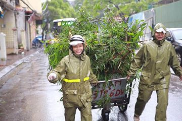 Hà Nội: Lực lượng cứu hộ bất chấp nguy hiểm, cắt sắt mở đường ảnh 46