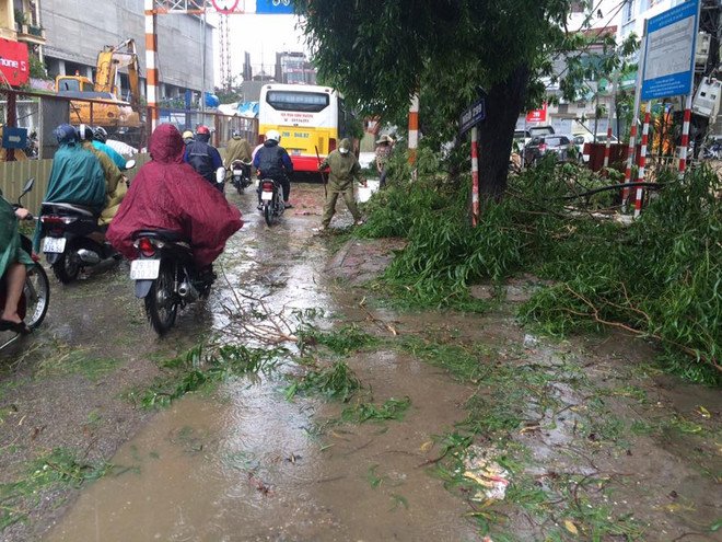 Hà Nội: Lực lượng cứu hộ bất chấp nguy hiểm, cắt sắt mở đường ảnh 16