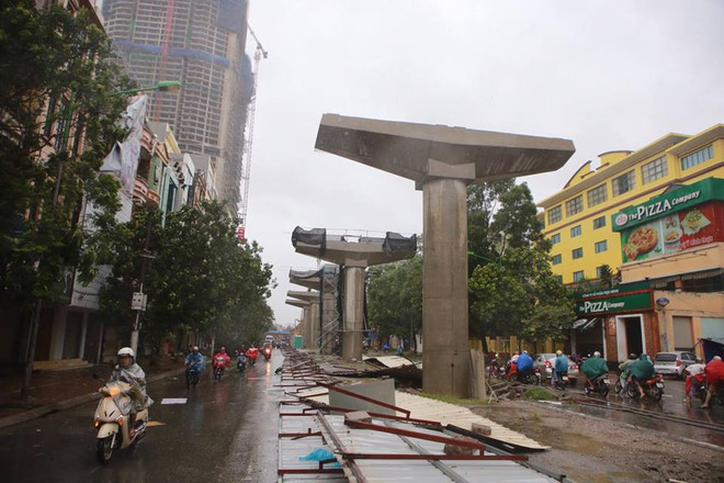 Hà Nội: Lực lượng cứu hộ bất chấp nguy hiểm, cắt sắt mở đường ảnh 39