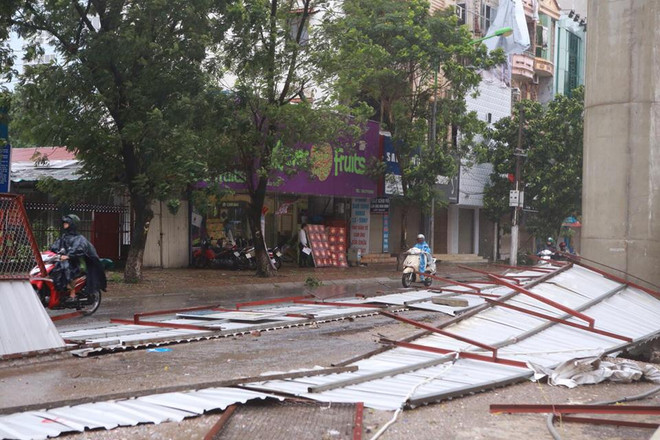 Hà Nội: Lực lượng cứu hộ bất chấp nguy hiểm, cắt sắt mở đường ảnh 45