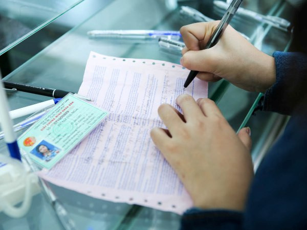 Thi sinh làm thủ tục xét tuyển đại học năm. (Ảnh: Lê Minh Sơn/Vietnam+) Học phí trường tự chủ tài chính tăng hàng năm, thí sinh nên cân nhắc ảnh 1