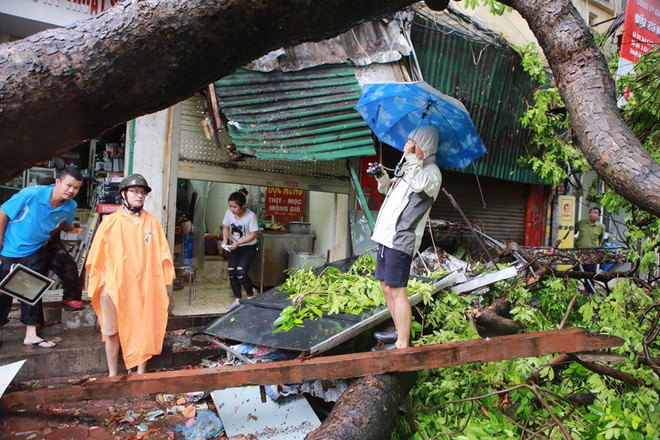 Hà Nội: Lực lượng cứu hộ bất chấp nguy hiểm, cắt sắt mở đường ảnh 22