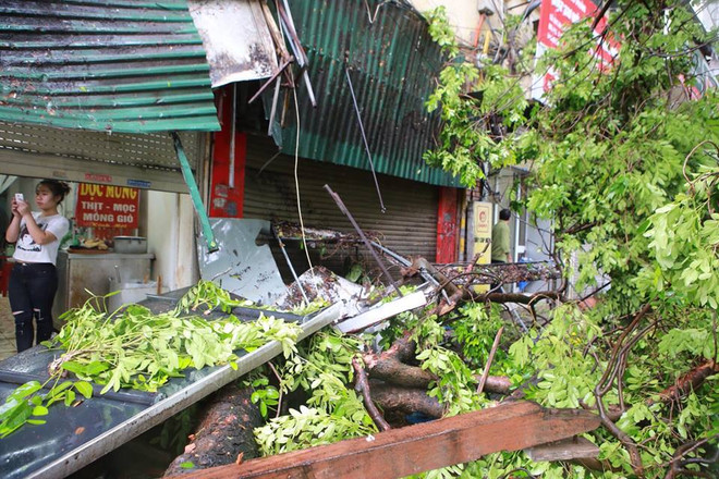 Hà Nội: Lực lượng cứu hộ bất chấp nguy hiểm, cắt sắt mở đường ảnh 21