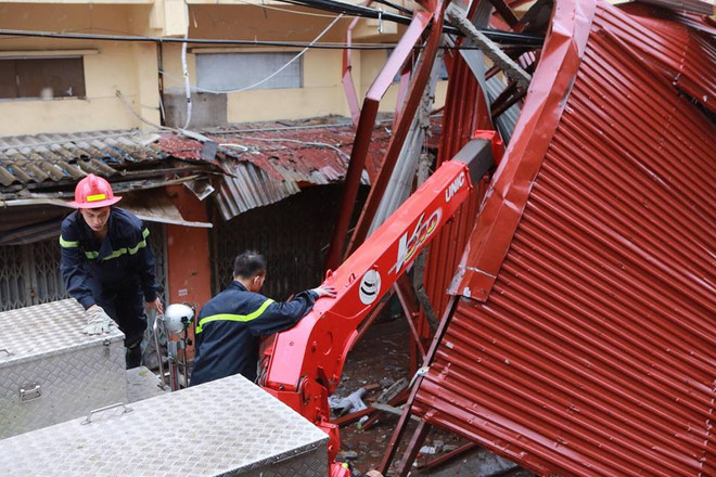 Hà Nội: Lực lượng cứu hộ bất chấp nguy hiểm, cắt sắt mở đường ảnh 1