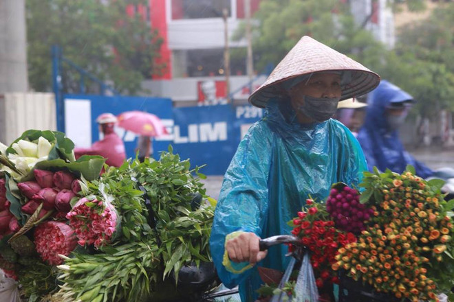 Hà Nội: Lực lượng cứu hộ bất chấp nguy hiểm, cắt sắt mở đường ảnh 40