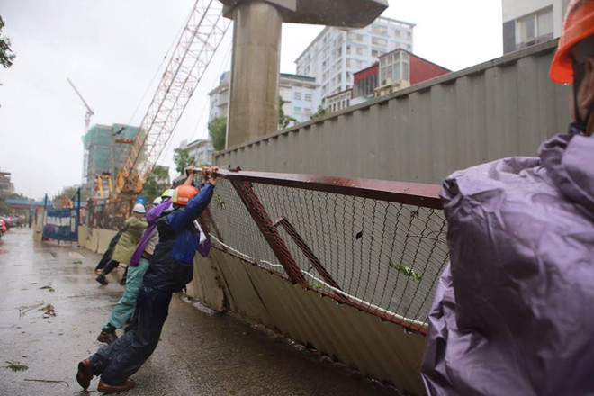 Hà Nội: Lực lượng cứu hộ bất chấp nguy hiểm, cắt sắt mở đường ảnh 43