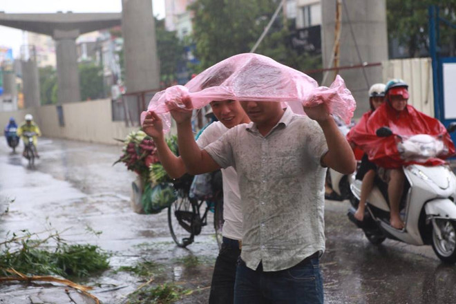 Hà Nội: Lực lượng cứu hộ bất chấp nguy hiểm, cắt sắt mở đường ảnh 51