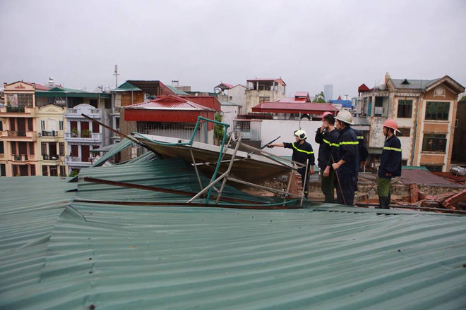 Hà Nội: Lực lượng cứu hộ bất chấp nguy hiểm, cắt sắt mở đường ảnh 3