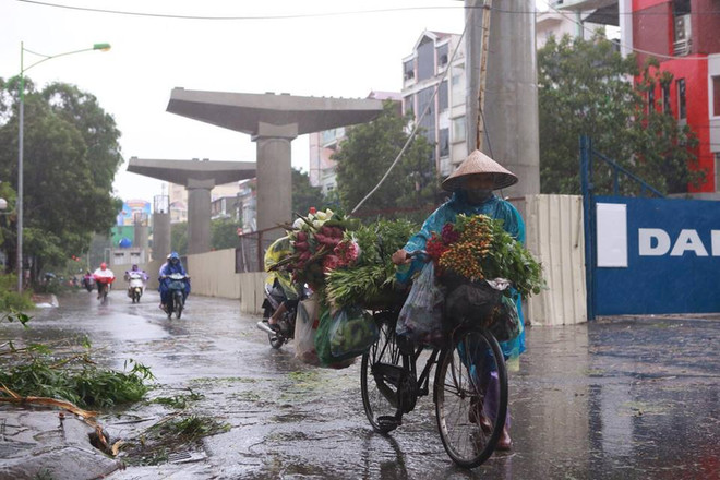 Hà Nội: Lực lượng cứu hộ bất chấp nguy hiểm, cắt sắt mở đường ảnh 42