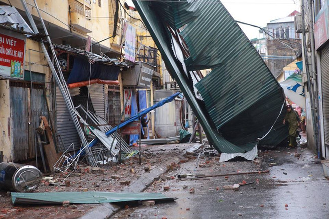 Hà Nội: Lực lượng cứu hộ bất chấp nguy hiểm, cắt sắt mở đường ảnh 9