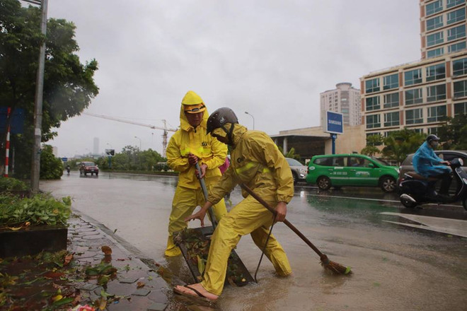 Hà Nội: Lực lượng cứu hộ bất chấp nguy hiểm, cắt sắt mở đường ảnh 47