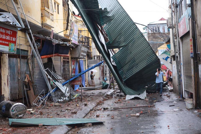 Hà Nội: Lực lượng cứu hộ bất chấp nguy hiểm, cắt sắt mở đường ảnh 10