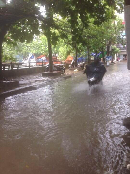 Hà Nội: Lực lượng cứu hộ bất chấp nguy hiểm, cắt sắt mở đường ảnh 14