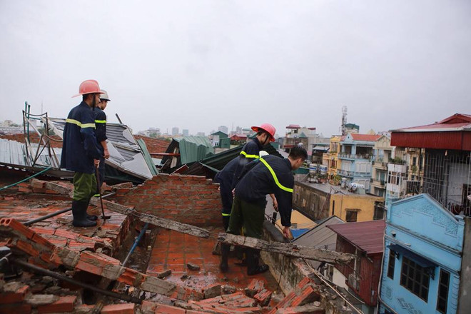 Hà Nội: Lực lượng cứu hộ bất chấp nguy hiểm, cắt sắt mở đường ảnh 4