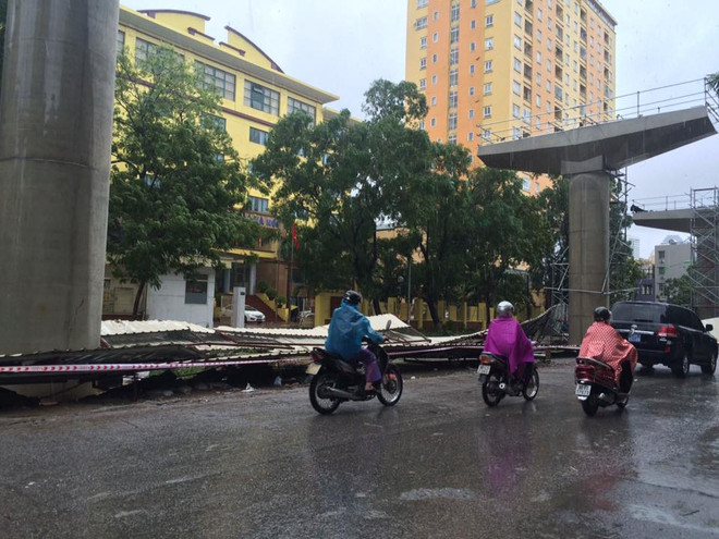 Hà Nội: Lực lượng cứu hộ bất chấp nguy hiểm, cắt sắt mở đường ảnh 17