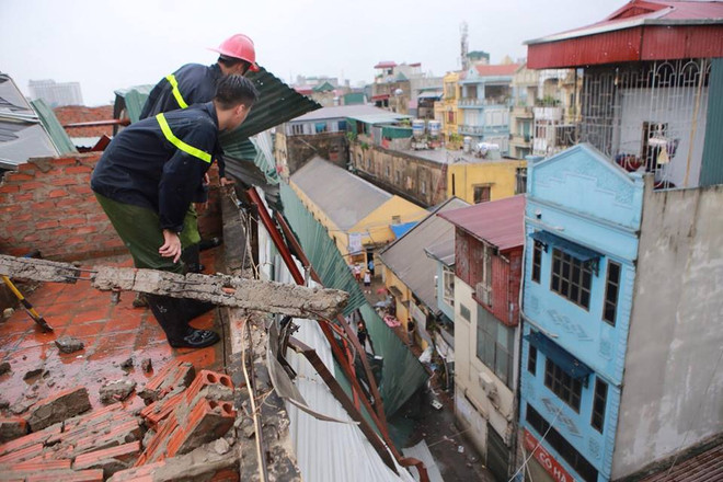 Hà Nội: Lực lượng cứu hộ bất chấp nguy hiểm, cắt sắt mở đường ảnh 5