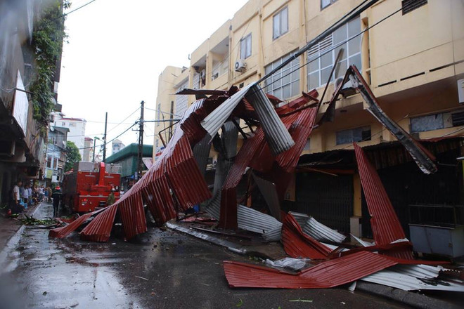 Hà Nội: Lực lượng cứu hộ bất chấp nguy hiểm, cắt sắt mở đường ảnh 13