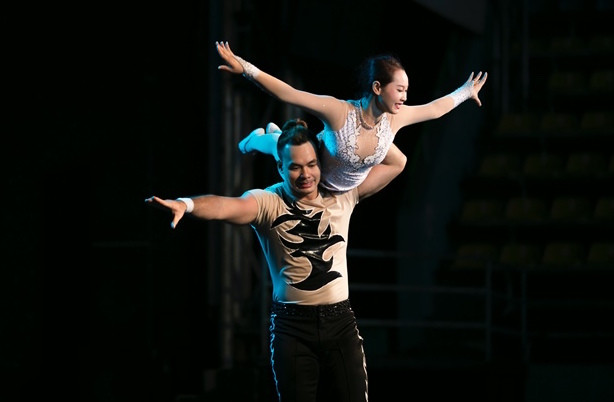 Diễu hành và biểu diễn xiếc ở phố đi bộ Hồ Gươm dịp cuối tuần ảnh 1